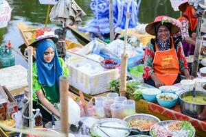 canciónkhla, tailandia, abril 15, 2018, vendedores vender comida y recuerdos a klonghae flotante mercado en sombrero sí, tailandia el primero flotante mercado en el sur de tailandia foto