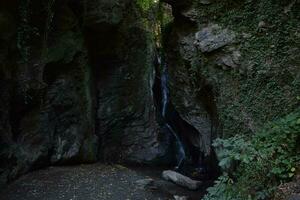 cascada cerca bernkastel kues, corriendo bajo en verano foto