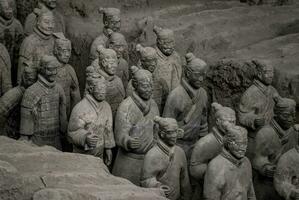 xian, china -oct 24-el terracota Ejército o el terra cotta guerreros y caballos, enterrado en el pozos siguiente a el qin shi de huang tumba en 210-209 antes de Cristo. octubre 24, 2015 en xian de shaanxi provincia, porcelana. foto