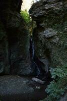 cascada cerca bernkastel kues, corriendo bajo en verano foto