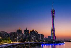 guanghzou, China - abril 02, 2017-Guangzhou torre o cantón torre, formalmente Guangzhou televisión astronómico y Turismo torre es un 595.7 metros alto de múltiples fines observación torre en Guangzhou. foto