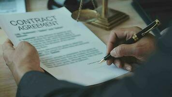 concept de justice et de droit. juge masculin dans une salle d'audience avec le marteau, travaillant avec, clavier d'ordinateur et d'accueil, lunettes, sur table à la lumière du matin video