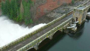 hydro-elektrisch macht station dam pompen water door een dam langzaam beweging video