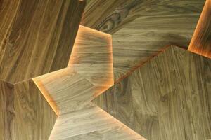 geométrico forma neón ligero de madera marrón antecedentes. iluminado futurista pared. resumen arquitectura marco diseño minimalista interior. Ciencias ficción contraste color brillante líneas figura foto