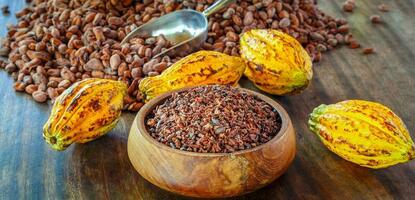 Los nibs de cacao son granos de cacao que se han molido en frío o se han molido a bajas temperaturas para formar pequeños granos de cacao orgánicos amargos. foto