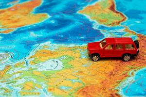 juguete rojo coche en norte America mapa, viaje contenido foto