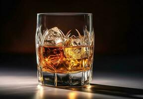 whisky con hielo en vaso en negro antecedentes foto