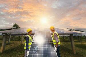 un equipo de ingenieros masculinos está a punto de instalar paneles solares. en el equipo de ingenieros de la estación de energía solar ordenó e instaló células solares. foto