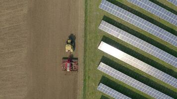 nuevo y antiguo agricultura como un semilla perforar trabajos junto a un solar poder granja video