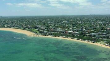 dendy calle playa en melbourne visto desde el aire con el melbourne horizonte video