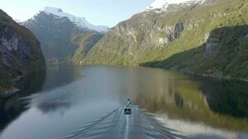 Fähre Vorbeigehen durch ein Fjord im Norwegen während das fallen video