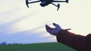 drone pilote captures en volant drone à terre il video