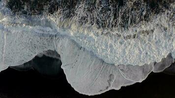 Vogel Auge Aussicht von das schwarz Sand Strand im Island video