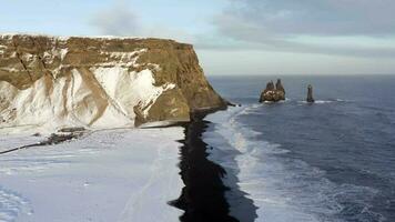 reynisdrangar kolonner och de svart sand strand i island video