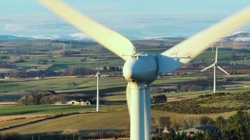 viento granja turbinas a puesta de sol generando renovable poder video