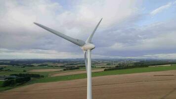 viento turbina generando renovable verde poder en el campo video