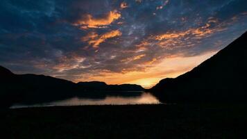 fiordo con puesta de sol y iluminado nubes en el cielo. ver de montañas y fiordo foto