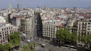 occupé des rues de Barcelone Espagne avec église cloche video