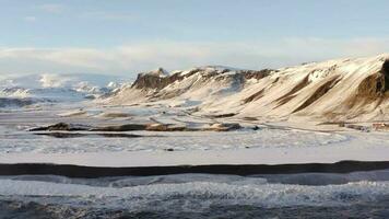 das schwarz Sand Strand und unglaublich Landschaft von Island gesehen von das Luft video