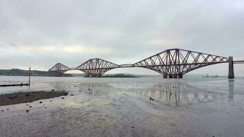 un puente abarcando el adelante de estuario en Edimburgo Escocia video