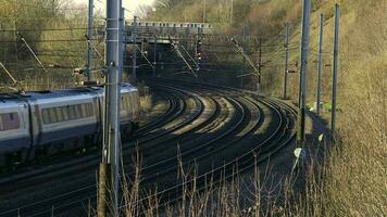 uk forens trein op reis langs de spoorweg infrastructuur video