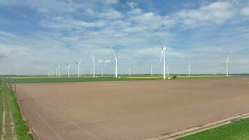 No electricidad siendo producido en un viento granja debido a un calma día video