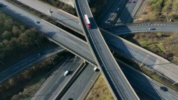 Antenne Aussicht von ein beschäftigt Autobahn Austausch mit Fahrzeuge Fahren video