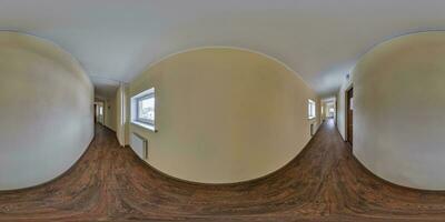 lleno sin costura esférico hdri 360 panorama en interior de largo estrecho vacío corredor habitación en moderno apartamentos o oficina en equirrectangular proyección foto