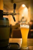 vaso de cerveza en pub amarillo antecedentes foto