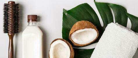 Coco petróleo y tropical hojas. pelo cuidado spa concepto foto