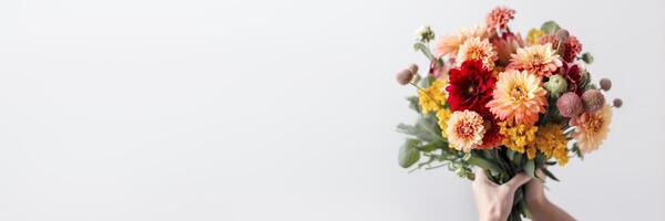 hembra mano sostiene hermosa ramo de flores de dalias y crisantemos madres día, fiesta decoración, flor entrega bandera. generativo ai ilustración foto