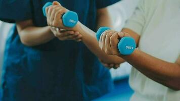 jeune physiothérapeute asiatique travaillant avec une femme âgée sur la marche avec un déambulateur video