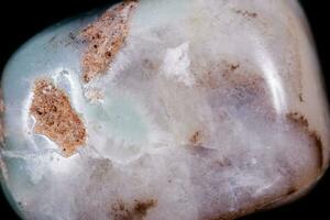 macro mineral Roca amazonita en un negro antecedentes foto