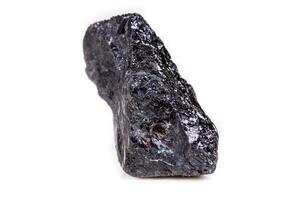 macro mineral Roca Alazán - negro turmalina en blanco antecedentes foto