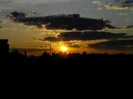 atardecer rojo otoñal con un cielo morado foto