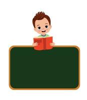 dibujos animados chico leyendo un libro en el tablero. vector