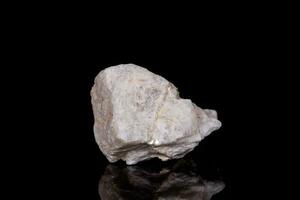 macro mineral Roca wollastonita en negro antecedentes foto
