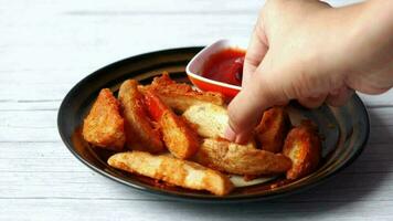 hand- plukken smakelijk vers gemaakt salaris aardappel chips in een bord video