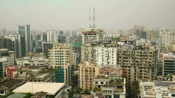 vista de alto ângulo dos edifícios residenciais e financeiros da cidade de dhaka em um dia ensolarado video