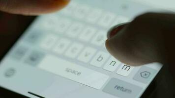 femme dactylographie sur une ordinateur clavier à Accueil bureau, moniteur avec une vert filtrer. chrominance clé. copie espace. concept de éloigné travail. video