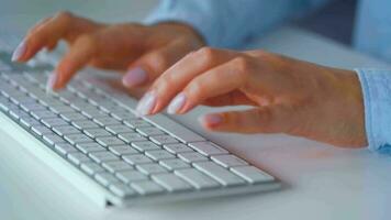 fêmea mãos digitando em uma computador teclado. conceito do controlo remoto trabalhos video