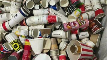 lviv, Ucrania - febrero 20, 2020. un lote de papel tazas a un residuos clasificación estación. desperdicios de vida y producción. ambiental contaminación. video