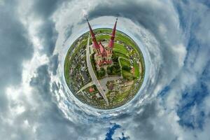 pequeño planeta transformación de esférico panorama 360 grados con vista a Iglesia en centrar de globo en azul cielo. esférico resumen aéreo ver con curvatura de espacio. foto