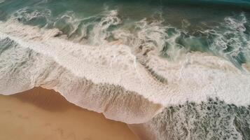 aerotransportado ver de arenoso orilla con olas y claro mar agua. ai generado foto