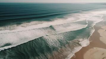 aerotransportado ver de arenoso orilla con olas y claro Oceano agua. ai generado foto