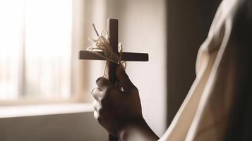 Pascua de Resurrección y desconcertante viernes concepto, delicado centrar de cristiano considerar con elevado mano en blanco cruzar base. ai generado foto