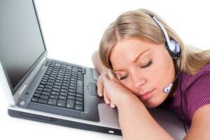 mujer dormido durante trabajo foto