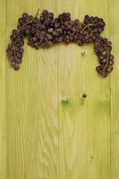 orgánico uvas en de madera tablero foto