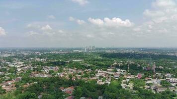 4k imágenes aéreo ver de residencial zona lleno con verdor. video