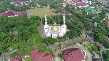 4k metraggio aereo Visualizza di il baitul faidzin mille dollari moschea a mezzogiorno nel il mezzo di il centrale governo amministrazione. video